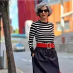 Las InLas influencers de más de 50 se arriesgan y ganan luciendo un look de lo más casual con falda midi cargo