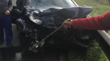 Estado del coche que golpeo a la moto de la Guardia Civil, que salió despedida fuera de la carretera