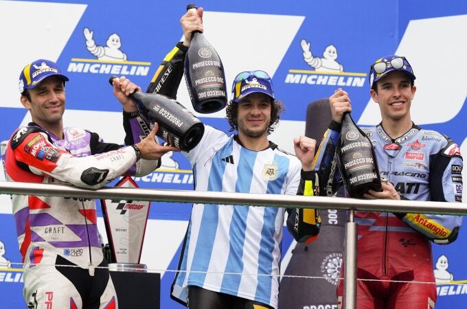 Bezzecchi, Zarco y Álex Márquez, en el podio de Argentina