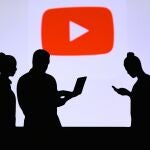 Plataforma de intercambio de videos en línea de YouTube. Logotipo de la empresa en la pantalla de fondo