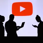 Plataforma de intercambio de videos en línea de YouTube. Logotipo de la empresa en la pantalla de fondo
