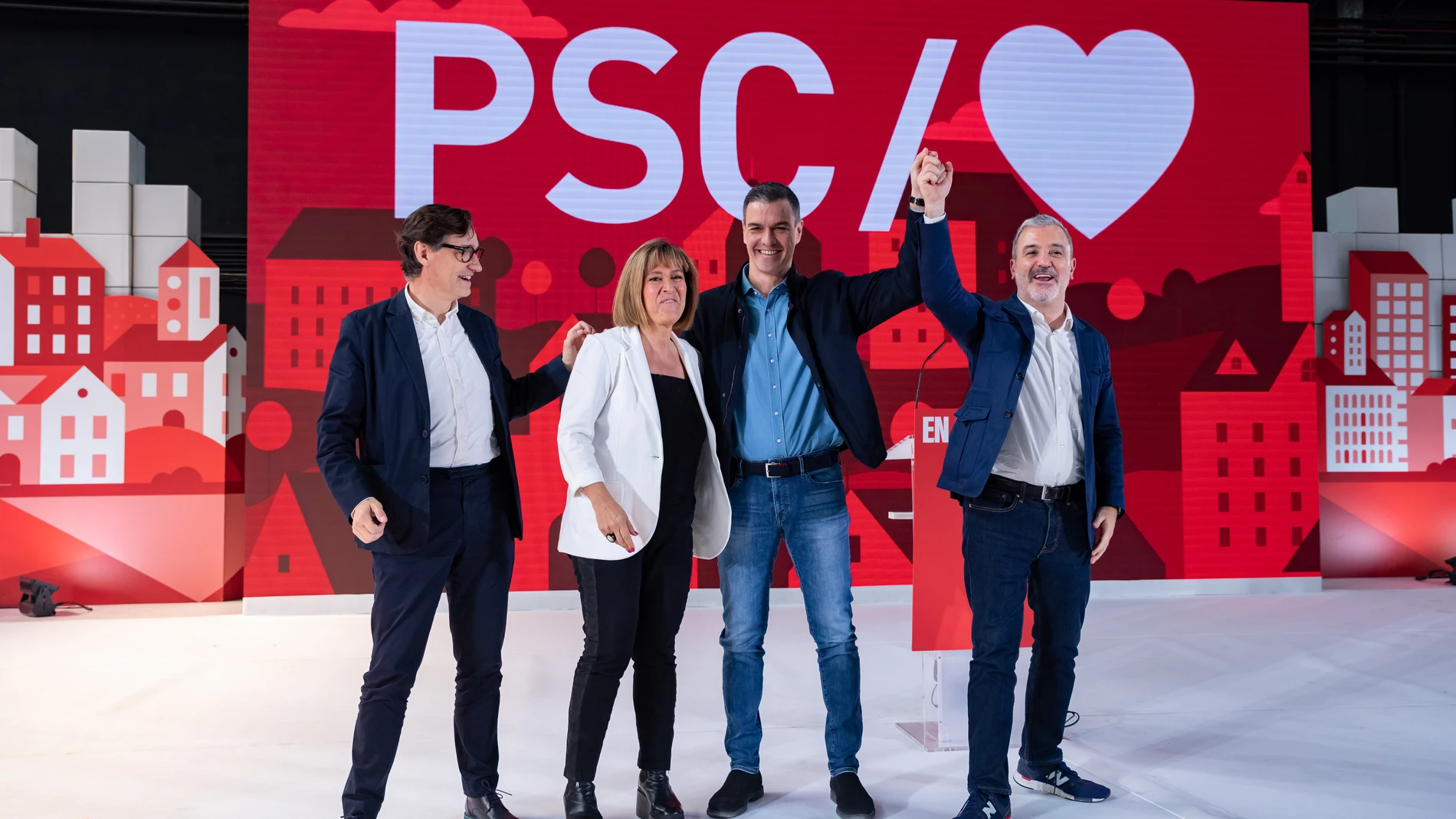 (I-D) El líder del Partido Socialista de Cataluña, (PSC), Salvador Illa; la actual alcaldesa de L’Hospitalet y candidata, Nuria Marín; el secretario general del PSOE y presidente del Gobierno, Pedro Sánchez; y el candidato socialista a la alcaldía de Barcelona, Jaume Collboni, interviene durante la clausura de la Convención Municipal del PSC en La Farga, a 2 de abril de 2023, en L'Hospitalet de Llobregat, Barcelona, Cataluña, (España). La Convención Municipal del Partido Socialista de Cataluña, ha tratado temas sobre vivienda, espacio público, seguridad, salud o educación durante toda la semana. Ayer el PSC premió al alto representante para la Política de Seguridad y de Seguridad Común, Josep Borrell, en la última jornada de debates de la convención. 02 ABRIL 2023;PSOE;SALIDA DE EMERGENCIA;PARTIDO SOCIALISTA;PSC;MITIN;PRECAMPAÑA;MÓVIL; Kike Rincón / Europa Press 02/04/2023