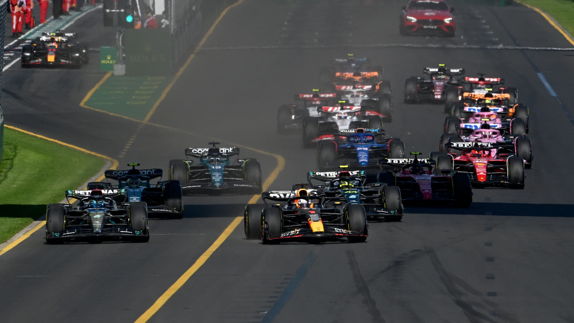 Melbourne (Australia), 02/04/2023.- Mercedes driver George Russell of Great Britain (L) passes Red Bull driver Max Verstappen of Netherlands (R) at the start of the 2023 Australian Grand Prix at the Albert Park Circuit in Melbourne, Australia, 02 April 2023. (Fórmula Uno, Gran Bretaña, Países Bajos; Holanda, Reino Unido) EFE/EPA/JAMES ROSS EDITORIAL USE ONLY AUSTRALIA AND NEW ZEALAND OUT 