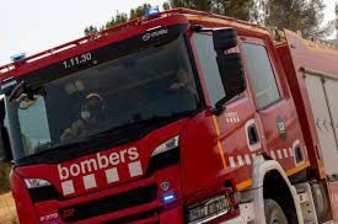 Los Bombers de la Generalitat desplazaron doce dotaciones terrestres al piso 