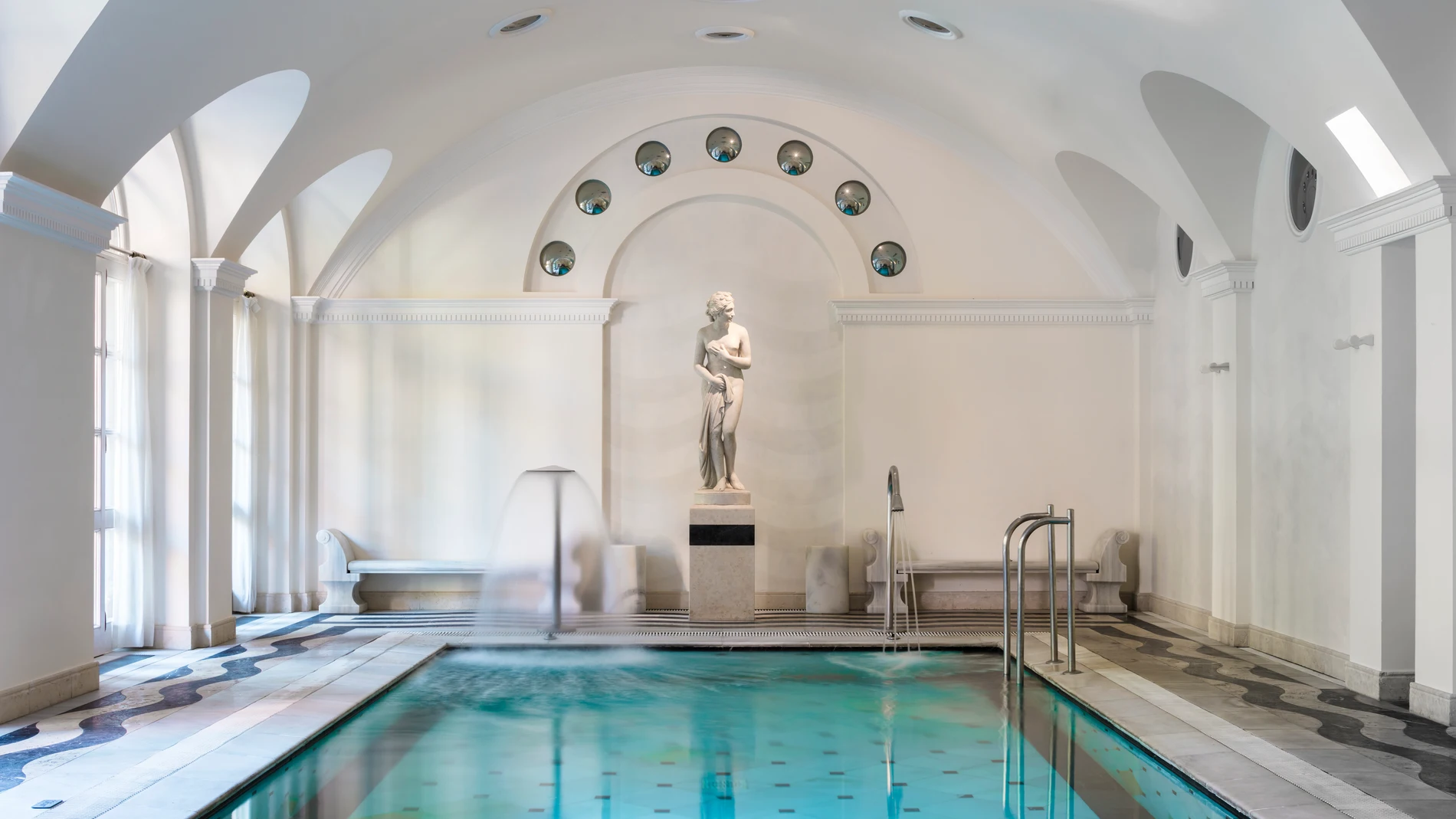 Impresionante piscina interior con chorros de agua relajantes