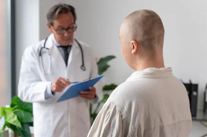 Esta cirugía logra eliminar el cáncer sin necesidad de quimio en 44 hombres con tumor testicular en metástasis