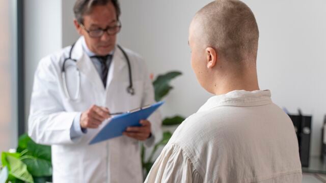 Esta cirugía logra eliminar el cáncer sin necesidad de quimioterapia en 44 hombres con tumor testicular