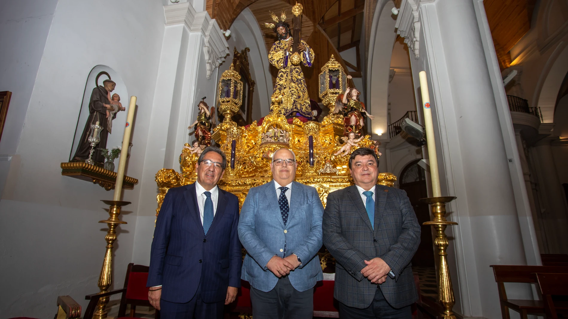 El alcalde de Huelva, Gabriel Cruz (derecha); el presidente de la Fundación Cajasol, Antonio Pulido (izquierda); y el presidente de la Hermandad del Nazareno de Huelva, Marcos de la Corte. FUNDACIÓN CAJASOL 03/04/2023