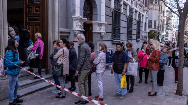 Colas en la iglesia de Jesús de Medinaceli en Madrid