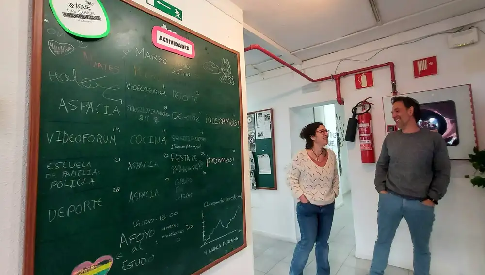 El coordinador del centro de ASPA en Hortaleza, Jorge Marinas, ríe junto a una de las técnicas que trabajan con &quot;entre 80 y 90 chicos y chicas que pasan al mes por aquí entre 12 y 22 años&quot;.