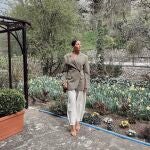 Virginia Troconis luce la blazer cruzada que querrás llevar con los pantalones slouchy. 