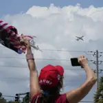 Una simpatizante de Donald Trump despide a su avión en el aeropuerto de Palm Beach (Florida)