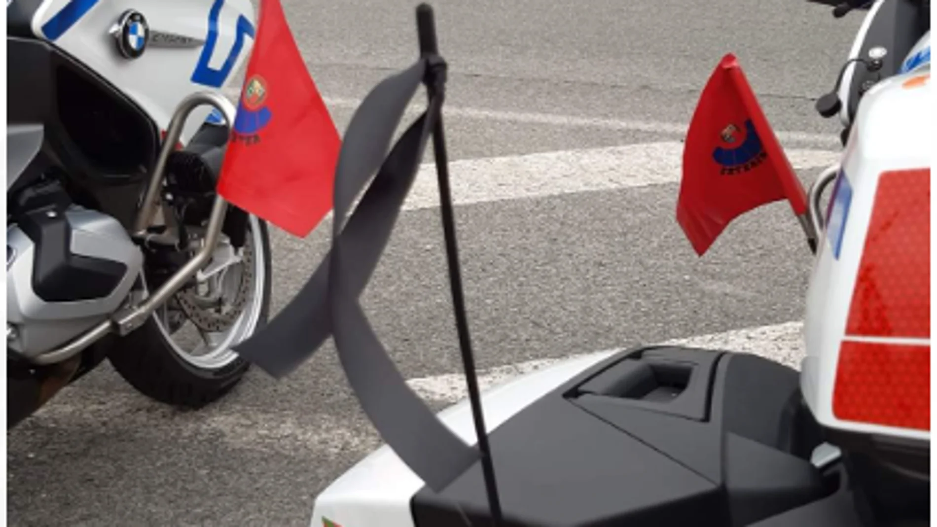 Crespón negro en las motos de la Ertzaintza por el guardia civil muerto