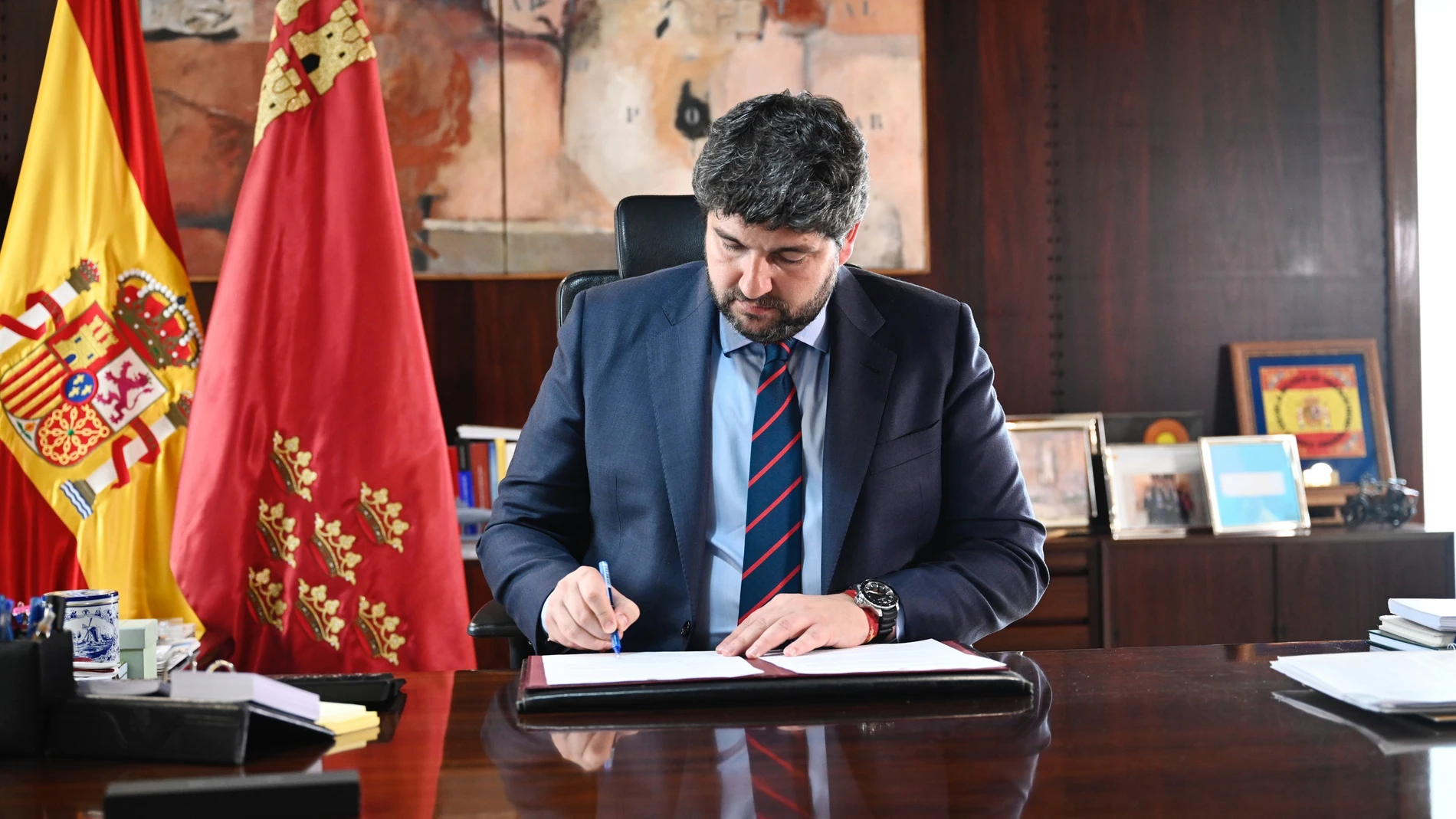 El presidente de la Comunidad, Fernando López Miras, firma el decreto de convocatoria de elecciones a la Asamblea Regional de Murcia que se celebrarán el próximo 28 de mayo de 2023