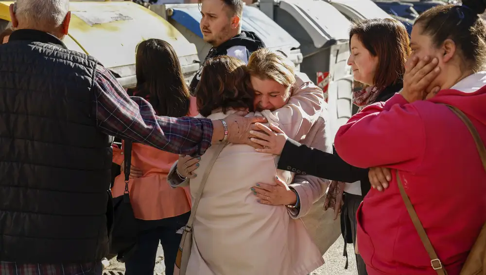 Familiares y vecinos de las víctimas, consternados, a las puertas del edificio