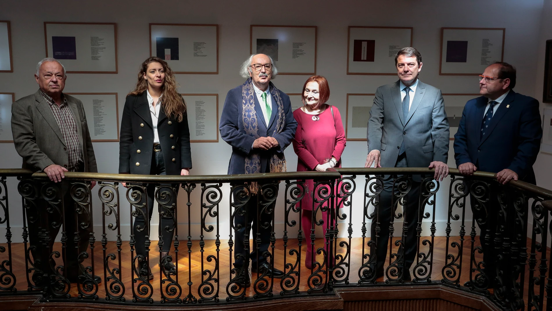 El presidente Alfonso Fernández Mañueco, junto a Gonzalo Santonja, Ester Muñoz, Javier Carrera y Antonio Colinas inauguran el centro cultural