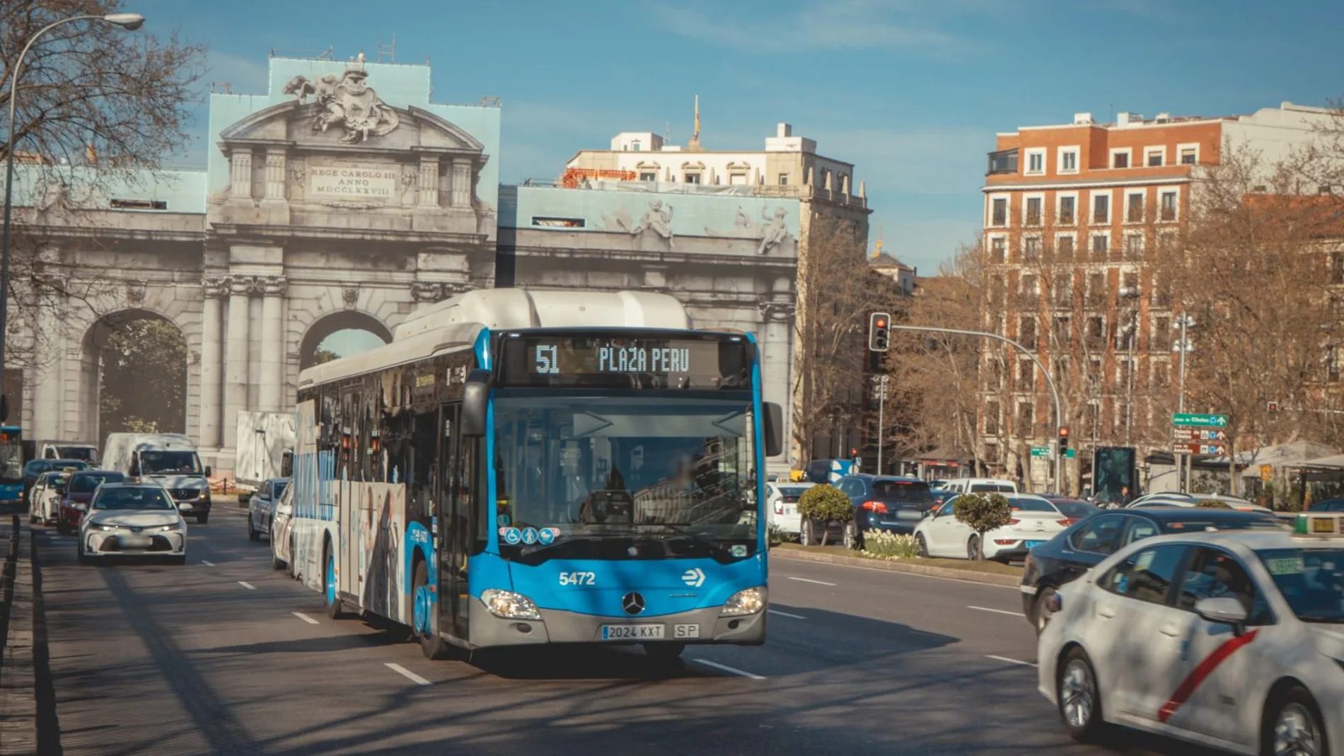 Un autobús de la EMT a su paso por la Puerta de Alcalá