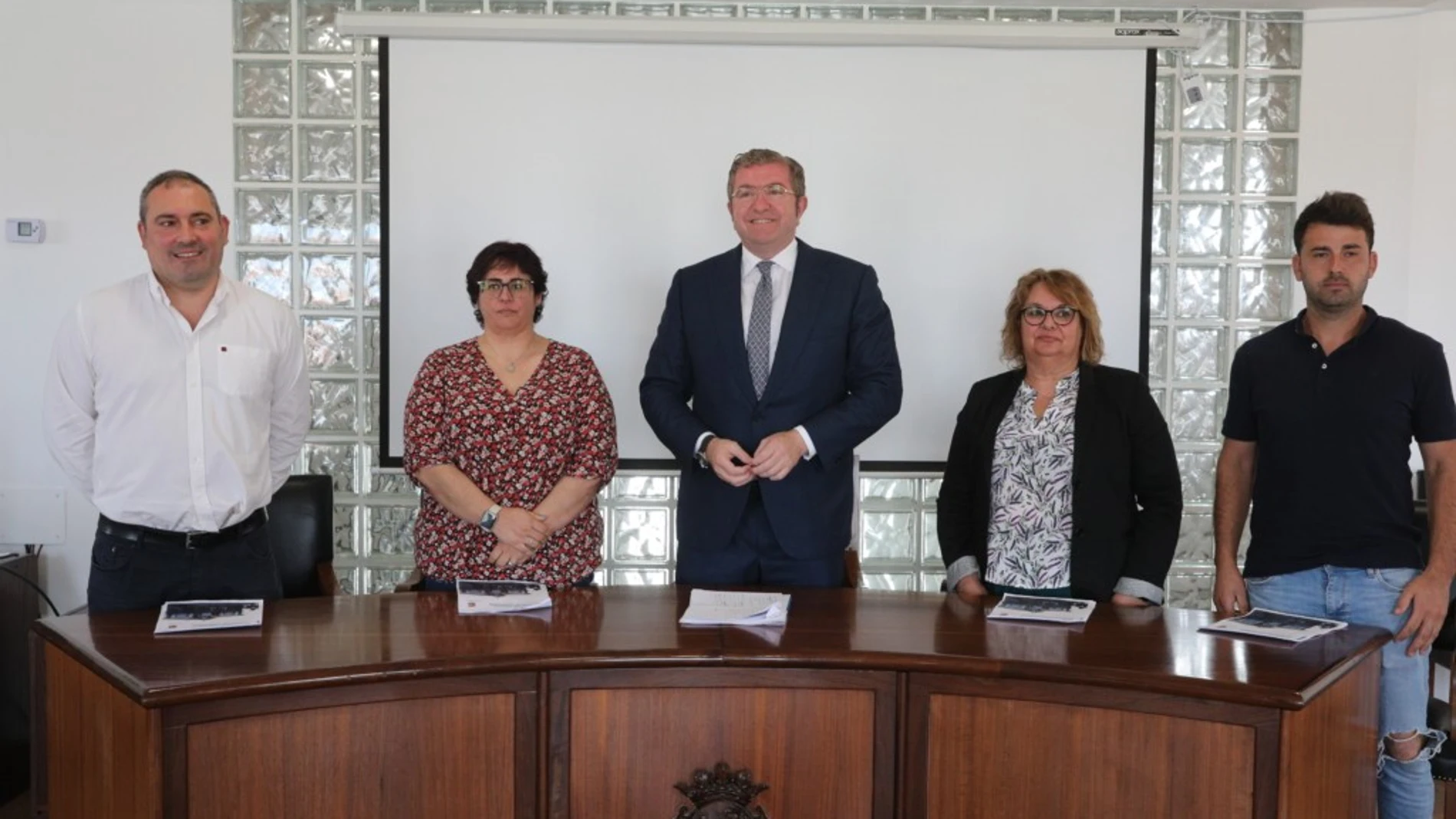 El alcalde de Fuentes de Oñoro, Isidoro Alanís, junto a su equipo de gobierno hace balance de legislatura