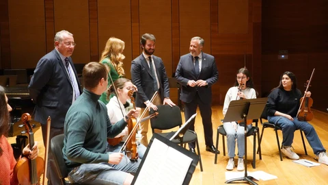 El vicepresidente de la Junta de Castilla y León, Juan García-Gallardo, da la bienvenida a los 128 jóvenes músicos seleccionados para formar parte de la OSCyL Joven junto al presidente de las Cortes, Carlos Pollán, y Mar Sancho