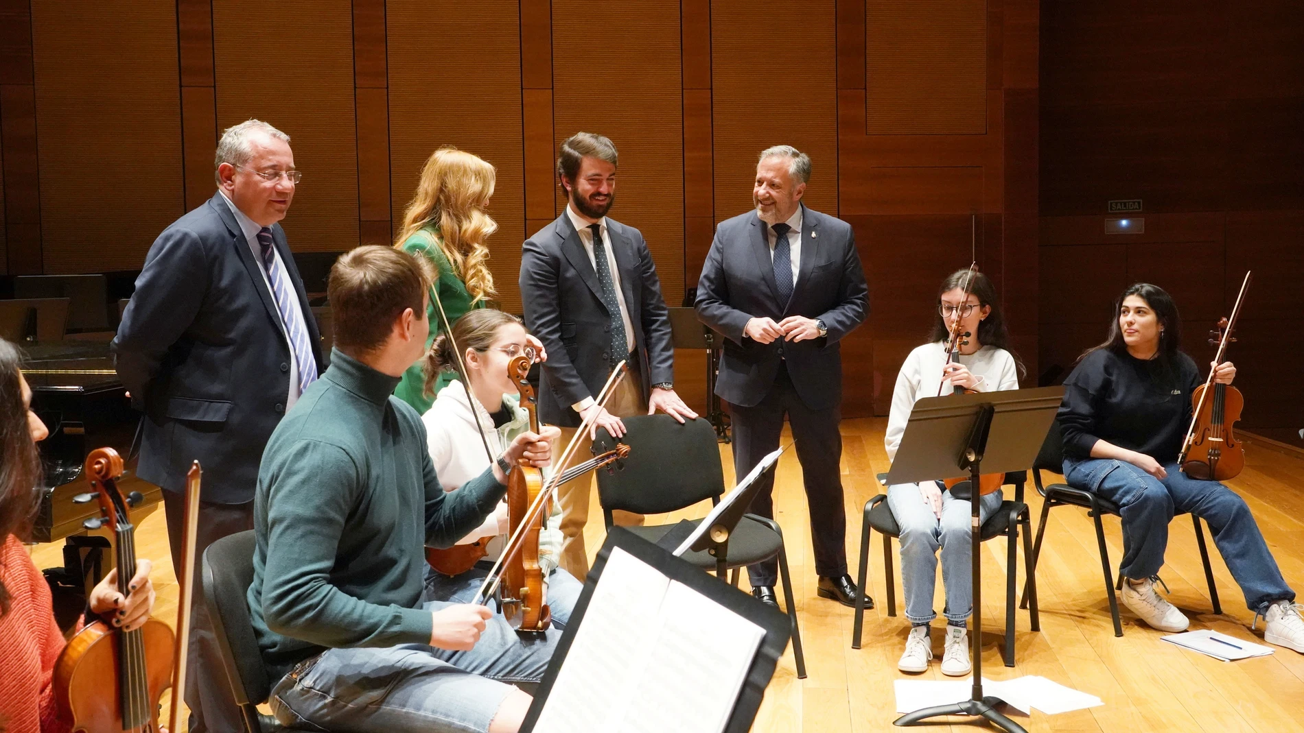 El vicepresidente de la Junta de Castilla y León, Juan García-Gallardo, da la bienvenida a los 128 jóvenes músicos seleccionados para formar parte de la OSCyL Joven junto al presidente de las Cortes, Carlos Pollán, y Mar Sancho