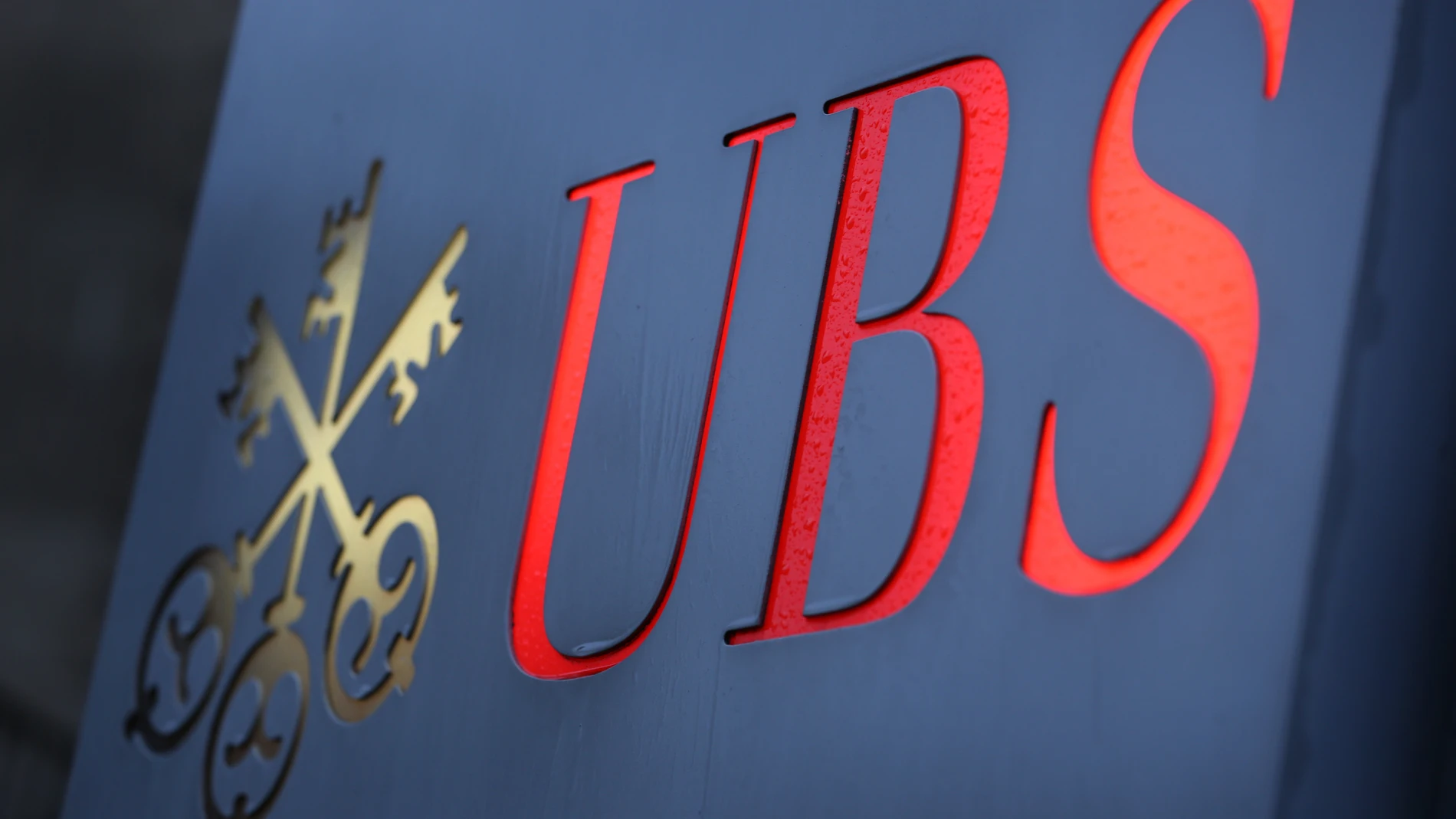 Economía/Finanzas.- UBS estudia recortar miles de empleos tras comprar Credit Suisse, según prensa