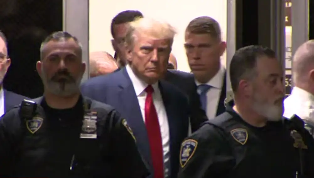 La imagen: Donald Trump entra a la sala Tribunal