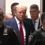 La imagen: Donald Trump entra a la sala Tribunal
