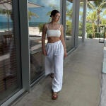 Alba Díaz en Bahamas con el pantalón de lino que querremos lucir este verano