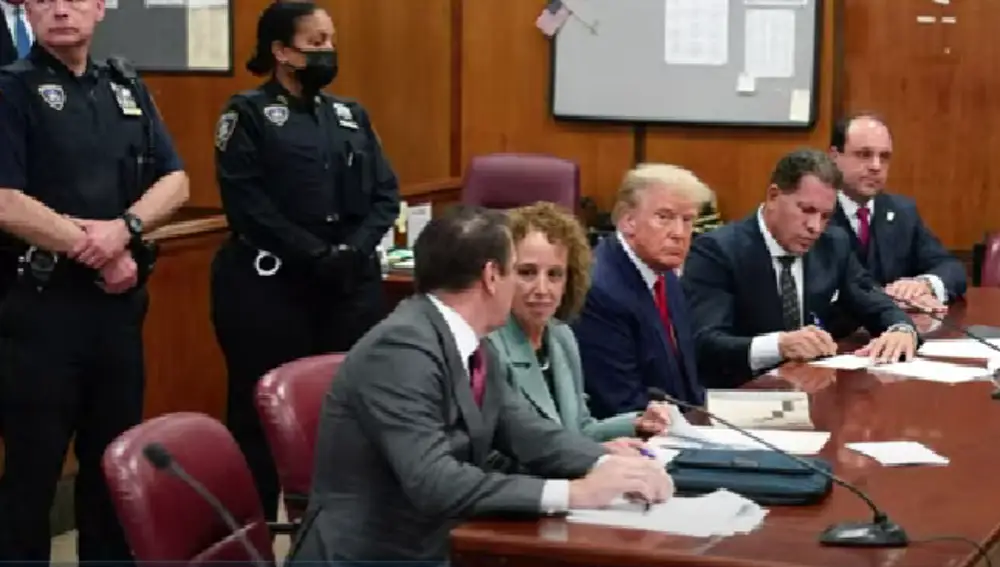 Donald Trump, en la sala del tribunal junto con sus abogados
