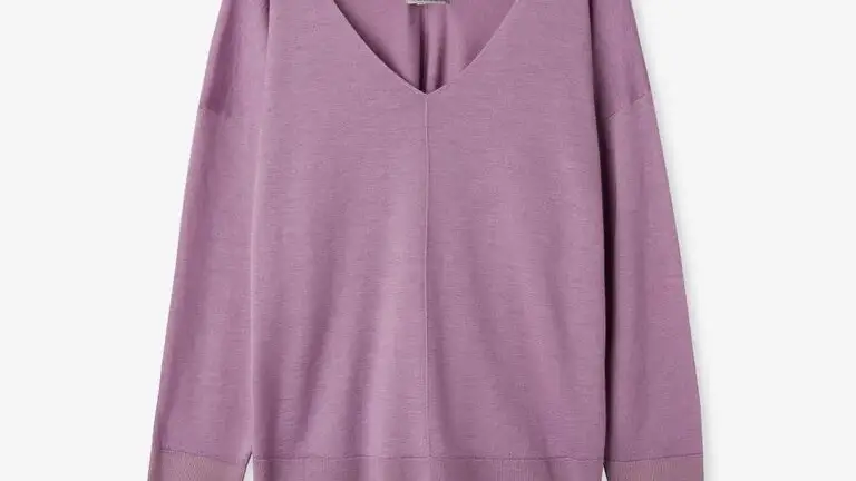 Jersey cuello pico.