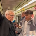 El "ticktocker" Helio Roque junto al alcalde de Valencia, Joan Ribó 