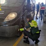 Una agente inspecciona una furgoneta que había recibido el "apto" previamente