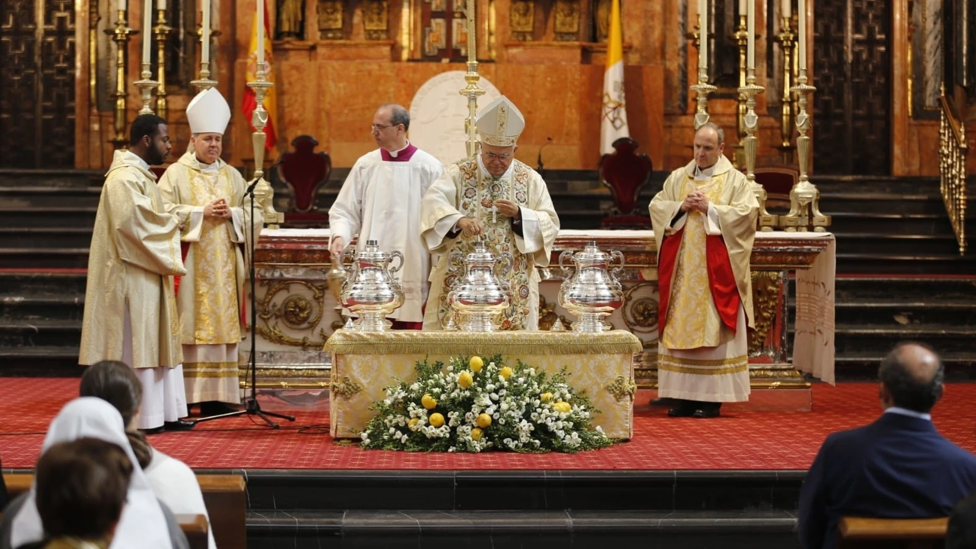 El obispo de Córdoba, Demetrio Fernández (centro), durante la celebración de la Misa Crismal.
DIÓCESIS DE CÓRDOBA
04/04/2023