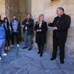 Campillo / ICAL . El obispo de León, Luis Ángel de las Heras, recibe a un grupo de once internos del Centro Penitenciario de Mansilla de las Mulas y del Centro de Inserción Social-CIS Jesús Haddad, que por la tarde participarán como braceros en la Procesión del Perdón