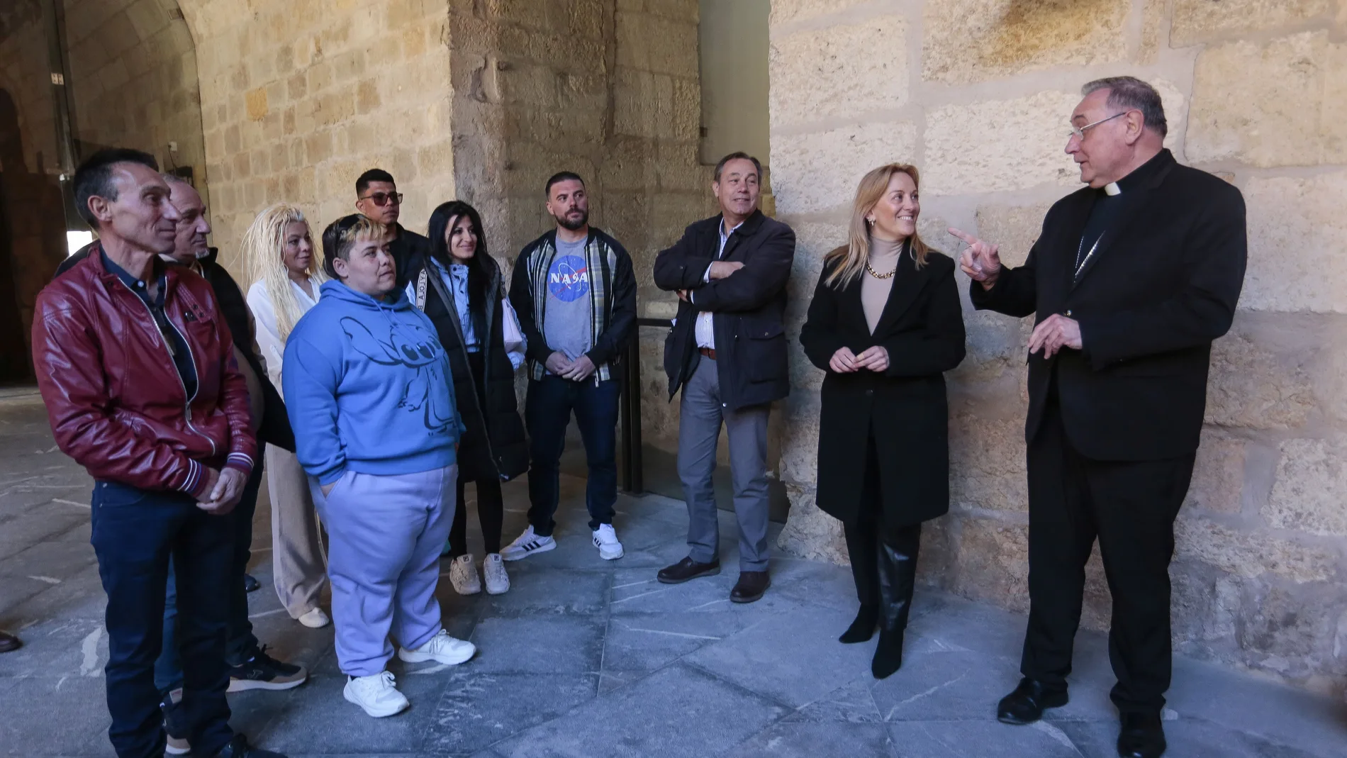 Campillo / ICAL . El obispo de León, Luis Ángel de las Heras, recibe a un grupo de once internos del Centro Penitenciario de Mansilla de las Mulas y del Centro de Inserción Social-CIS Jesús Haddad, que por la tarde participarán como braceros en la Procesión del Perdón