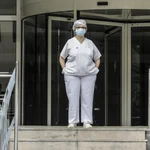 Imagen de una profesional de la sanidad a las puertas de un hospital en la Comunidad Valenciana