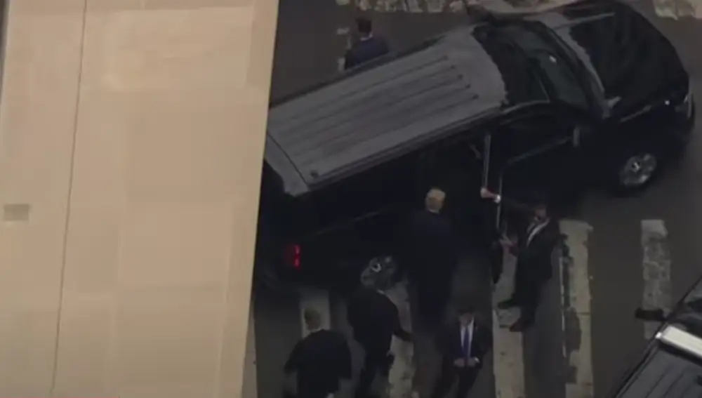 Donald Trump se monta en una furgoneta que parte hacia el aeropuerto