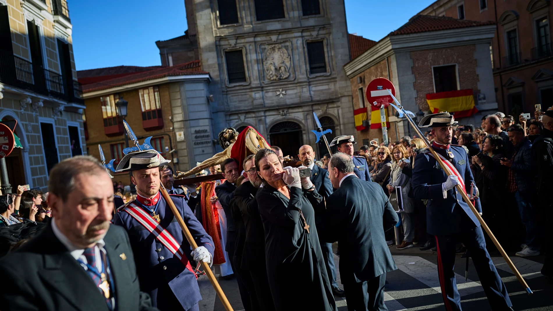 Un momento del traslado del Santísimo Cristo de los Alabarderos hasta el Palacio Real, que ha tenido lugar por las calles del centro de Madrid hoy Martes Santo.© Alberto R. Roldán / Diario La Razón