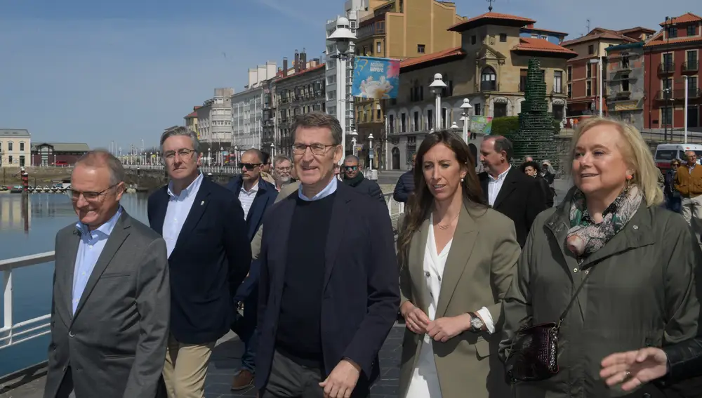 El presidente del PP Alberto Núñez Feijóo visita Gijón