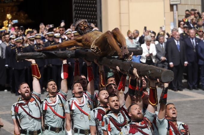 El tercio Duque de Alba II de la Legión, con sede en Ceuta, en un momento del traslado del Cristo de la Buena Muerte y Ánimas, conocido como Cristo de Mena, a su trono procesional en el Jueves Santo a 6 de abril de 2023 en Málaga, Andalucía.