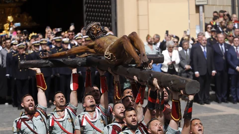 El tercio Duque de Alba II de la Legión, con sede en Ceuta, en un momento del traslado del Cristo de la Buena Muerte y Ánimas, conocido como Cristo de Mena, a su trono procesional en el Jueves Santo a 6 de abril de 2023 en Málaga, Andalucía.