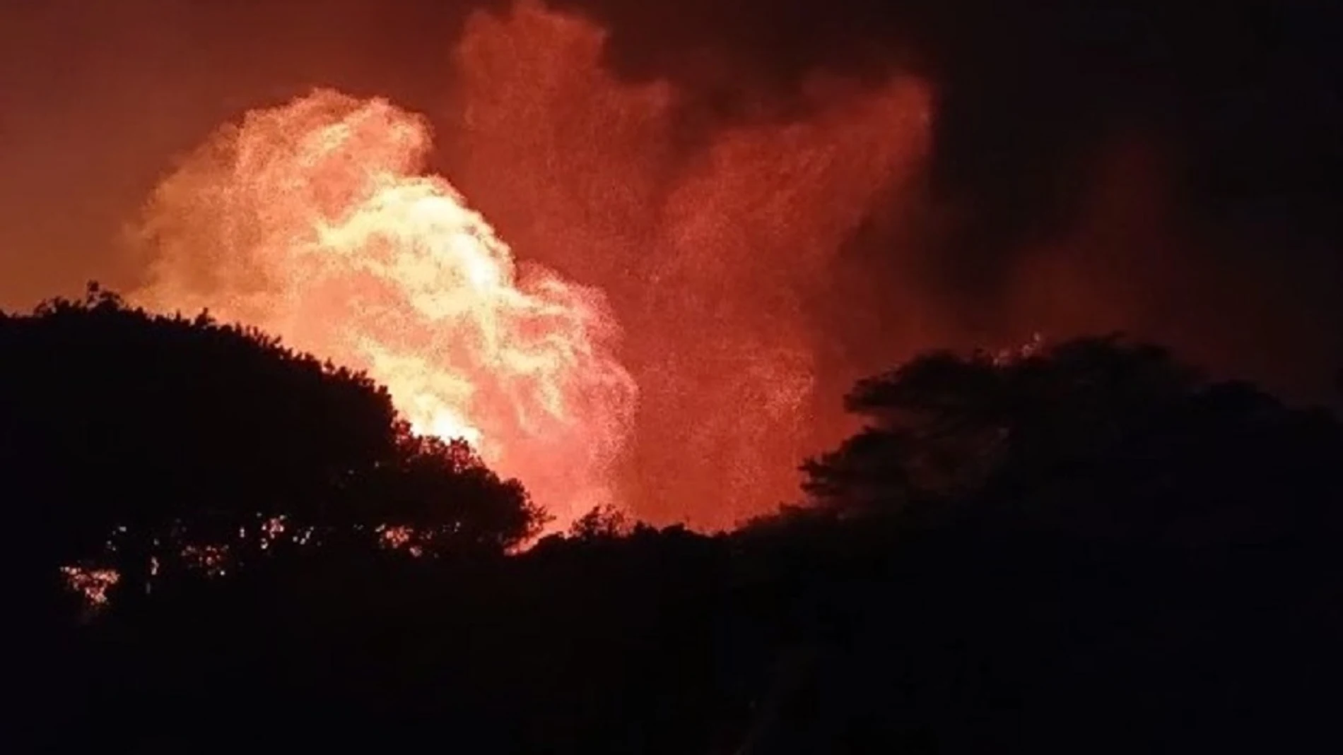 Incendio declarado en el paraje sierra de San Bartolomé, en el municipio gaditano de Tarifa