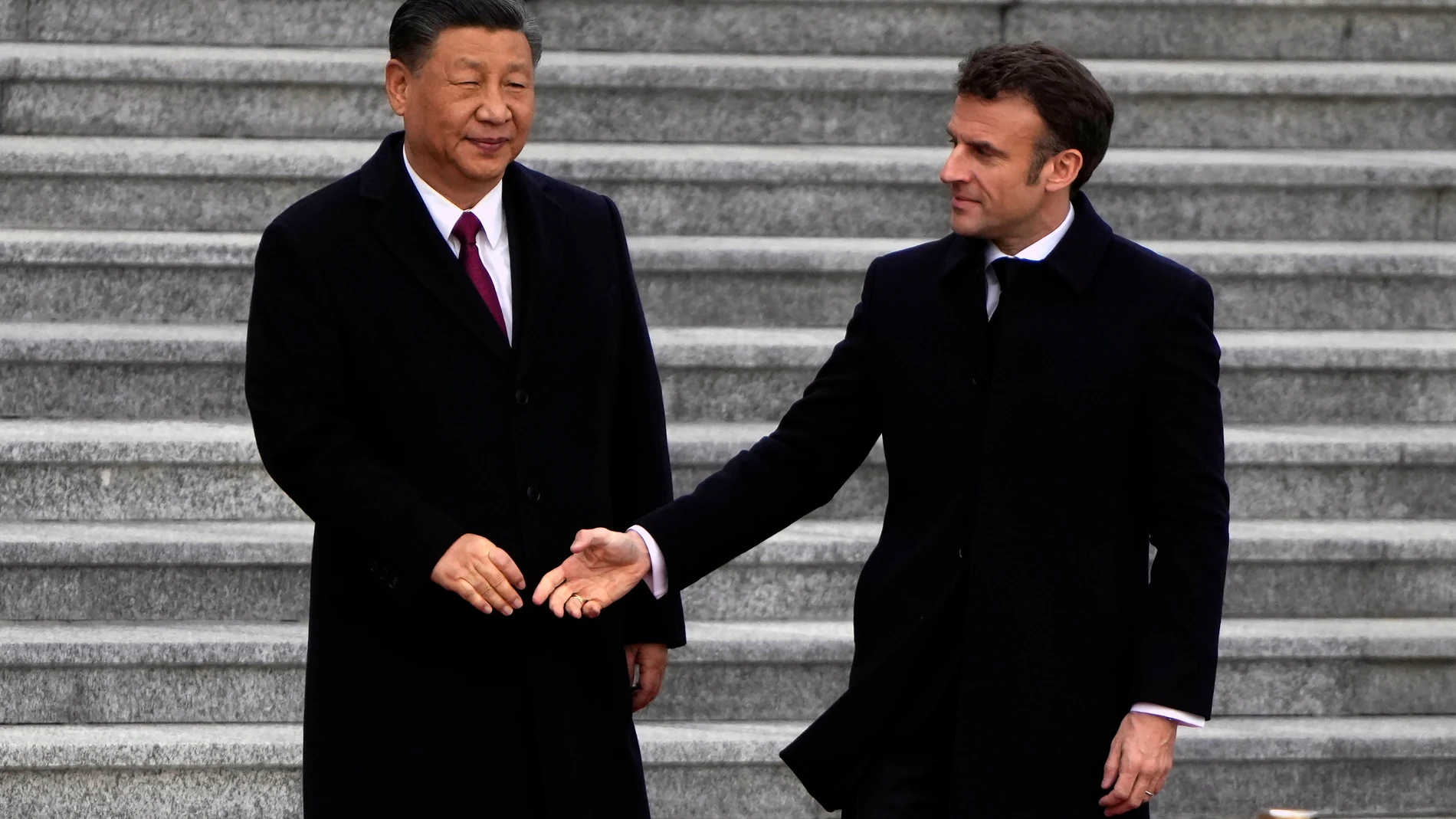 Beijing (China), 06/04/2023.- French President Emmanuel Macron (R) shakes hands with Chinese President Xi Jinping (L) during a welcome ceremony held outside the Great Hall of the People in Beijing, China, 06 April 2023. (Francia) EFE/EPA/Ng Han Guan / POOL
