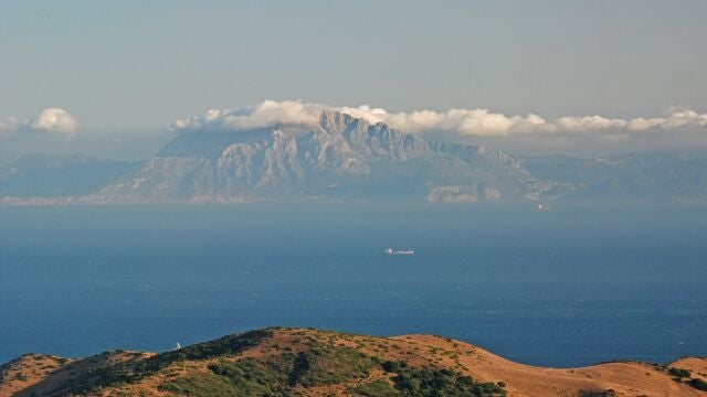 Una vista sobre el estrecho de Gibraltar y las montañas del Atlas en África desde Tarifa, España
