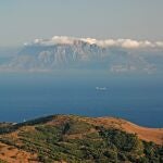 Una vista sobre el estrecho de Gibraltar y las montañas del Atlas en África desde Tarifa, España