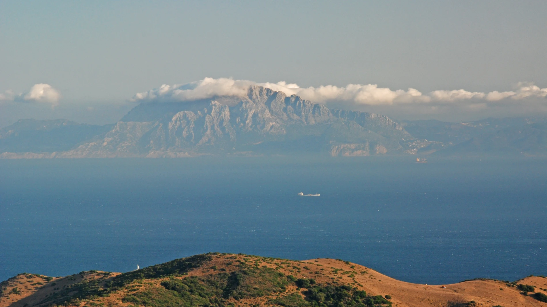 Una vista sobre el estrecho de Gibraltar y las montañas del Atlas en África desde Tarifa, España