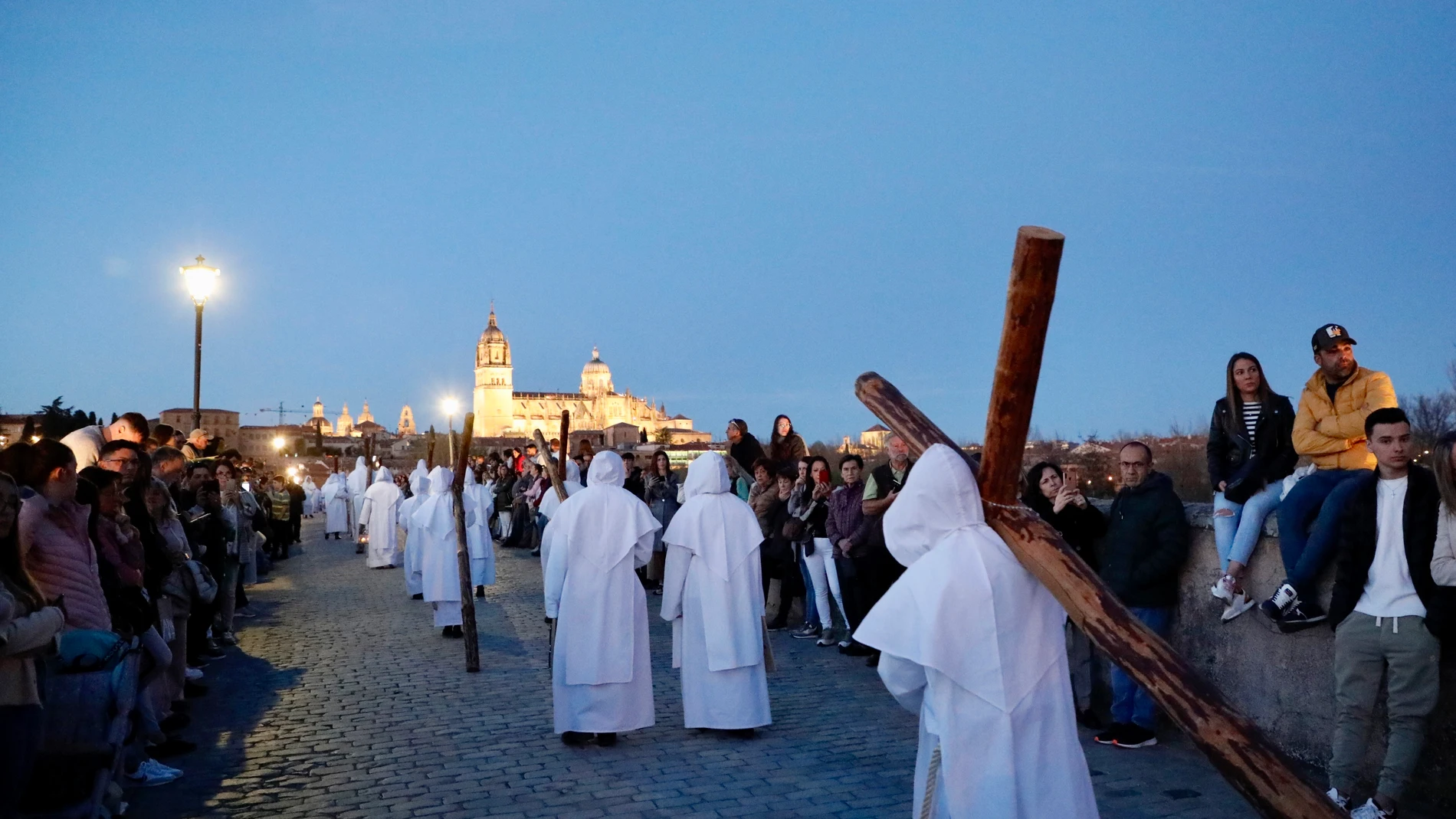 El Cristo del Amor y de la Paz sobre el Puente Romano de Salamanca
