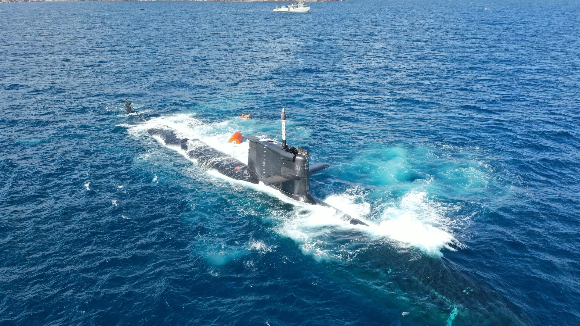 El submarino S-81 'Isaac Peral' realiza con éxito su primera inmersión estática, en aguas de la estación naval de La Algameca, en Cartagena (Murcia).