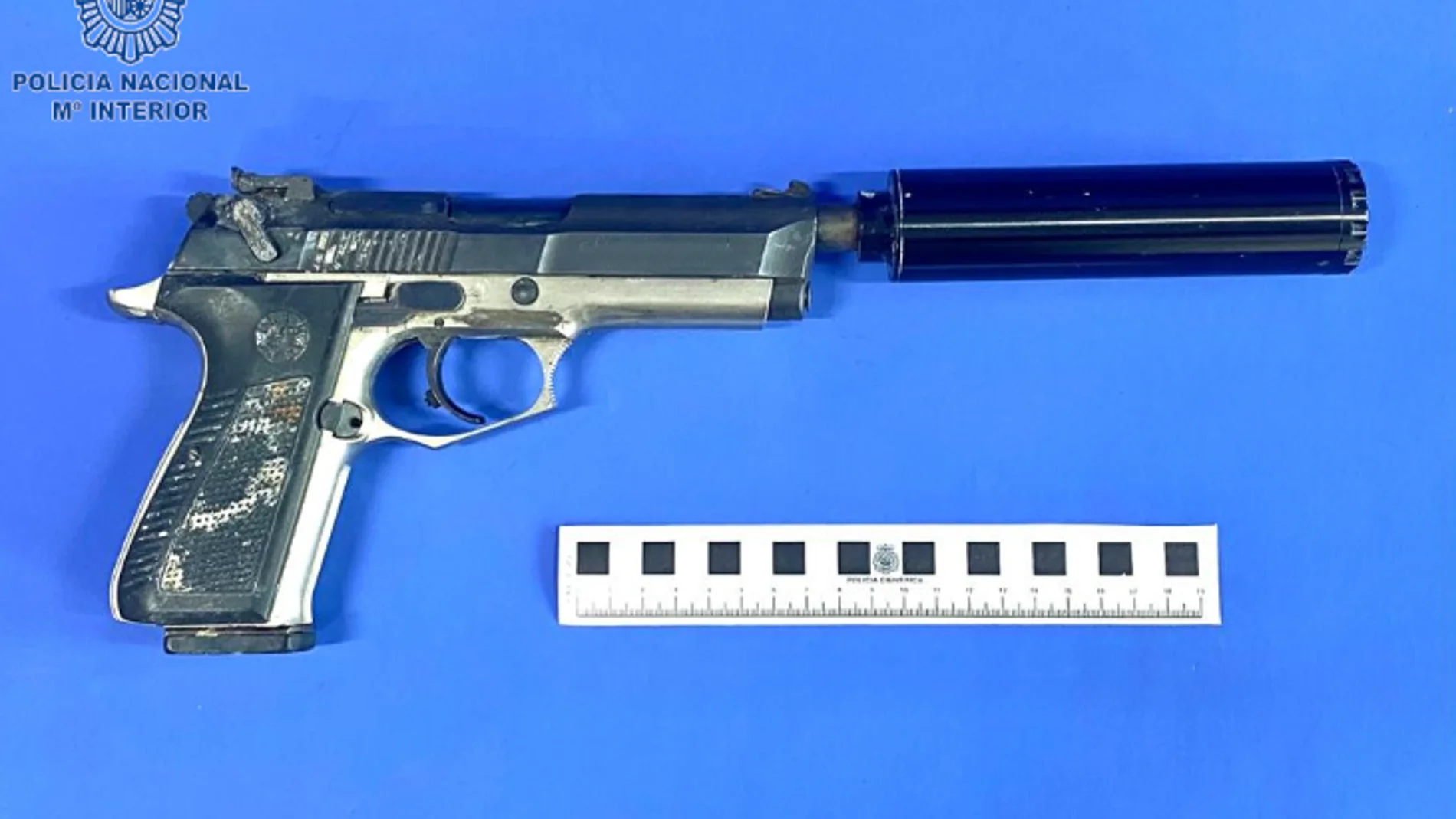 Pistola con silenciador encontrada por la Policía en la plantación