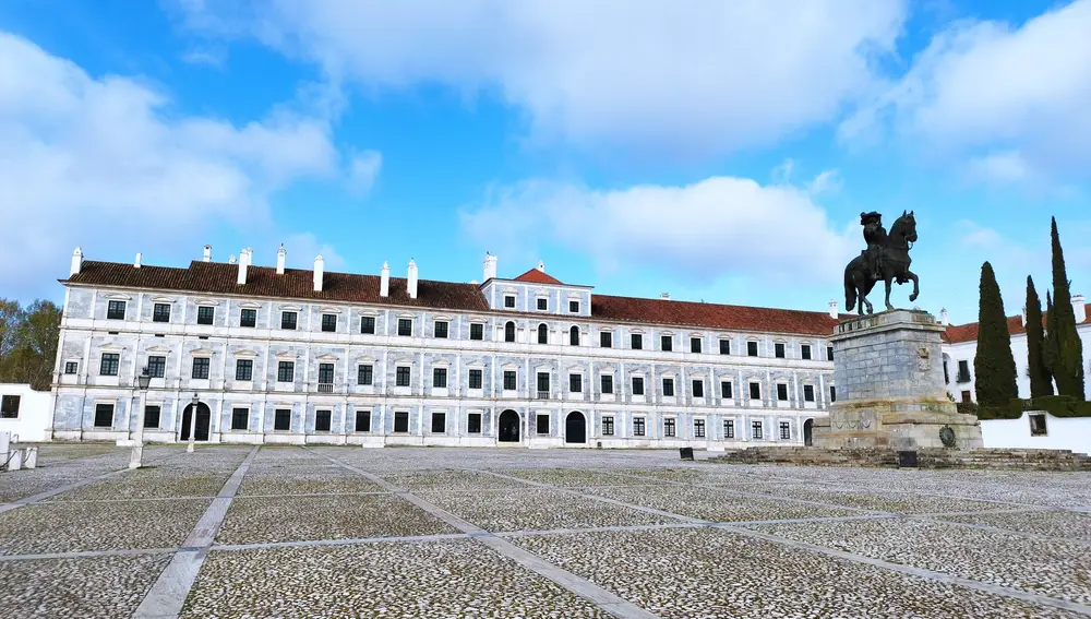 Detalle de la majestuosa fachada, de más de cien metros, del Palacio Ducal